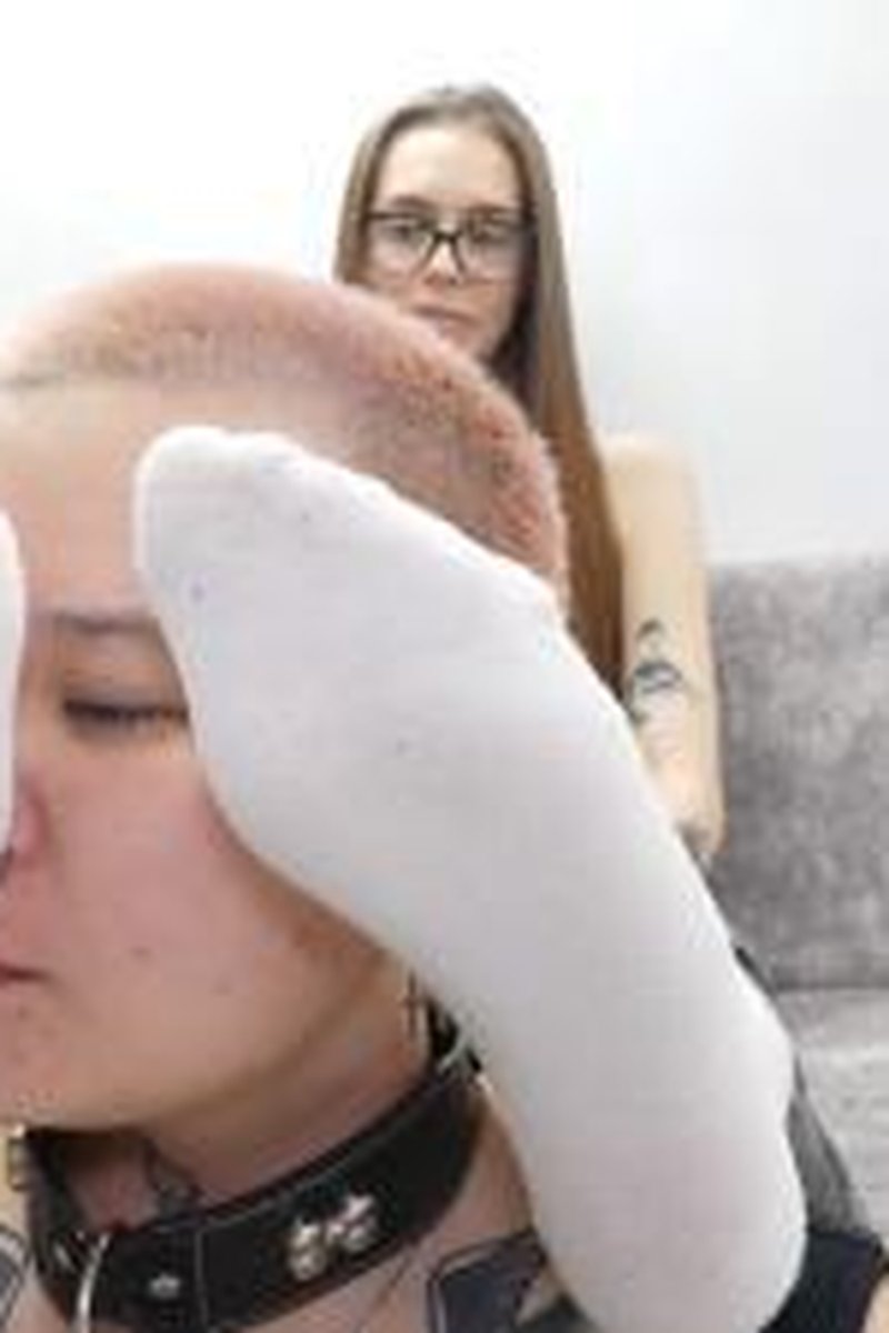 Dori Great Day To Relax With A Slave! - Screenshot 1 of 4 - Foot Fetish