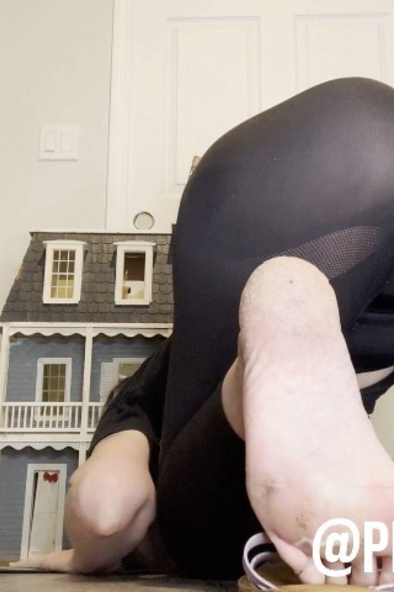 Fitting In - Screenshot 1 of 4 - Amazonfeet