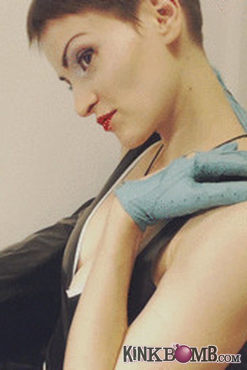 Thelatexqueen: Leather Gloves Worship - Screenshot 1 of 4 - Fetish