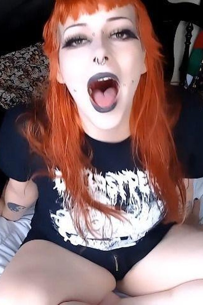 Burping Goth Tease - Screenshot 1 of 4 - Alternative Girl