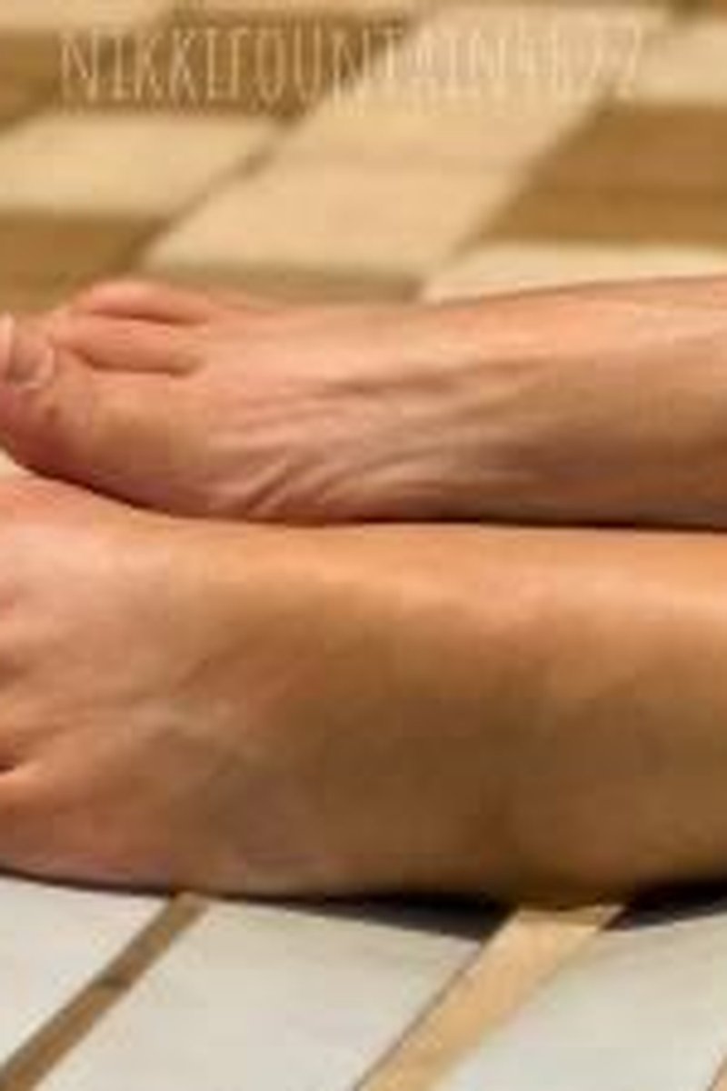 Pool Feet - Screenshot 1 of 4 - Foot Fetish