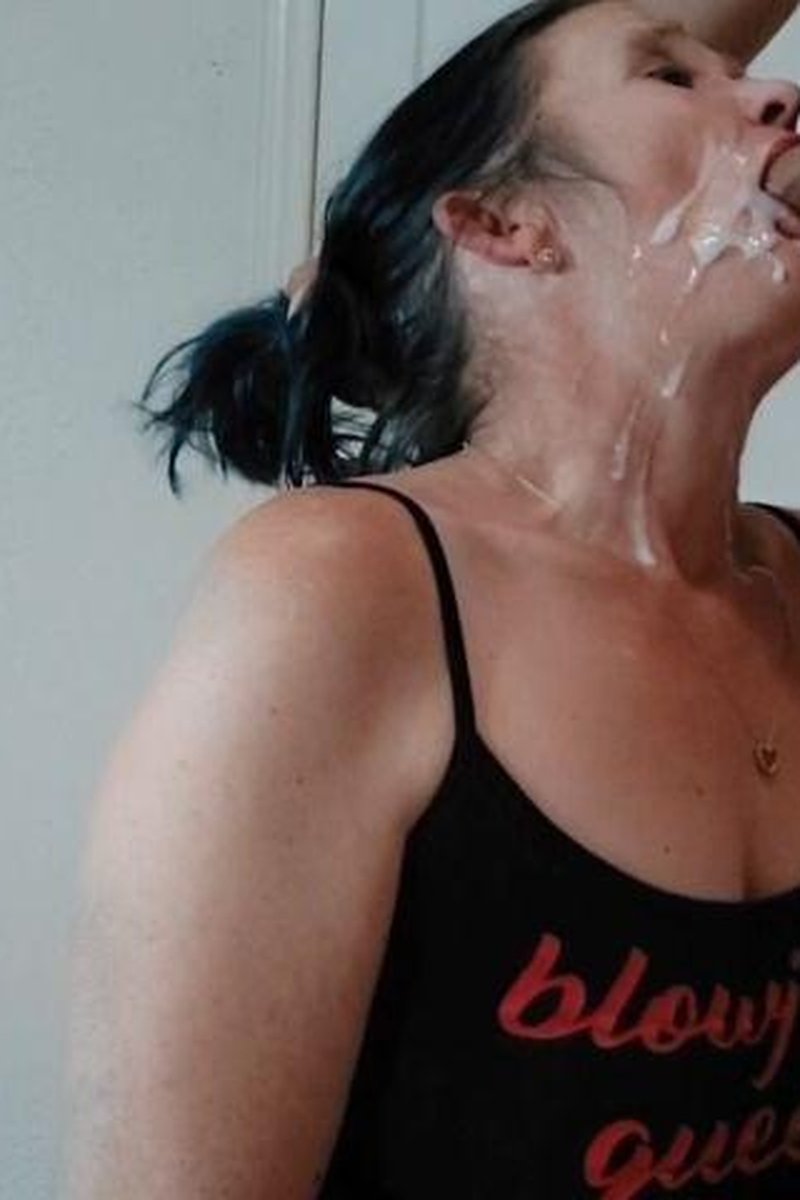 The Queen Returns - Screenshot 1 of 4 - Blowjob
