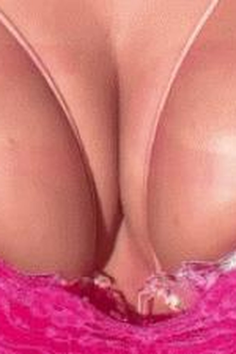 Extreme Mesmerizing Cleavage Programming - Screenshot 1 of 4 - Big Tits