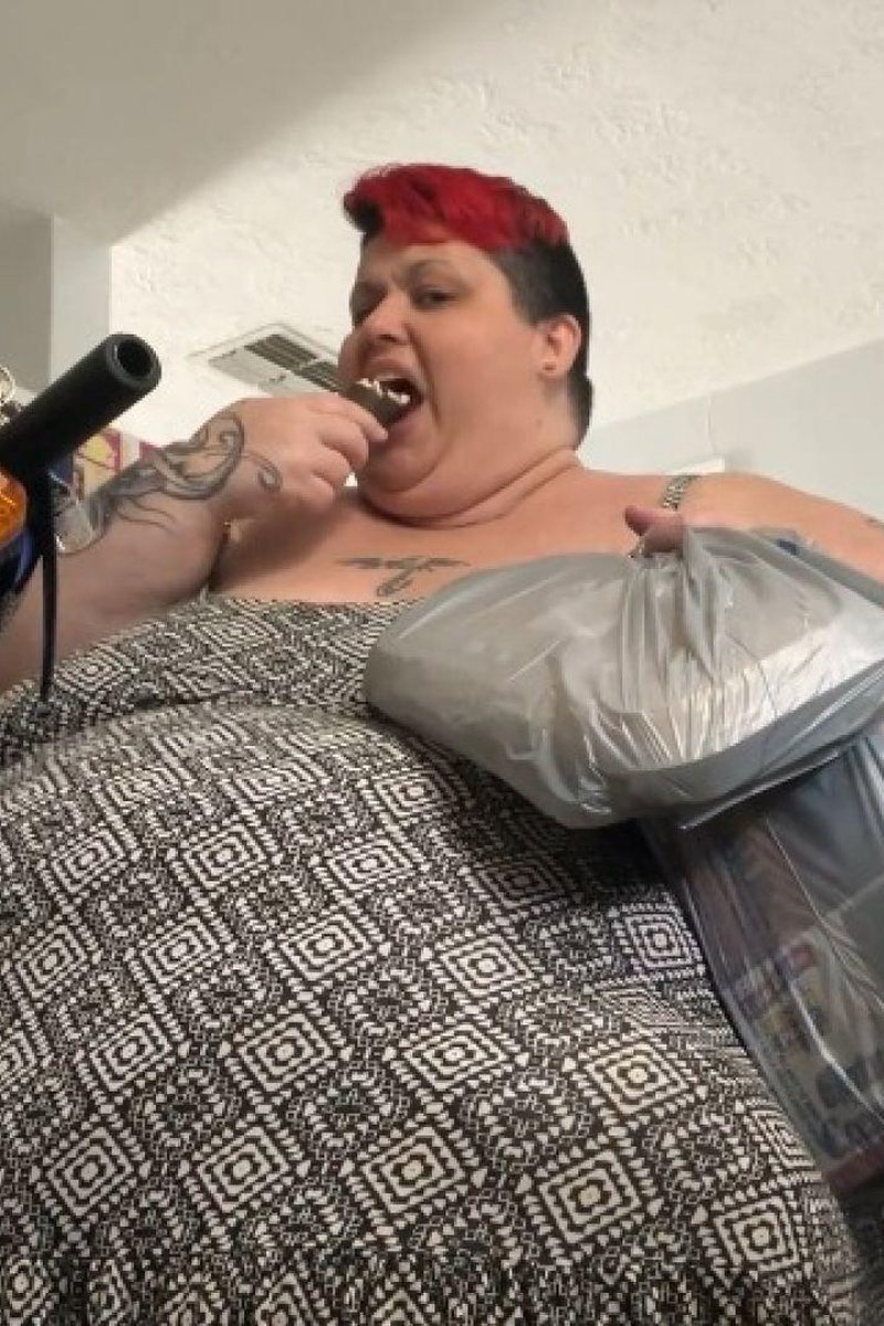 Fat Immobile Blob Putting Away Groceries & Snacking HD - Screenshot 1 of 4 - BBW