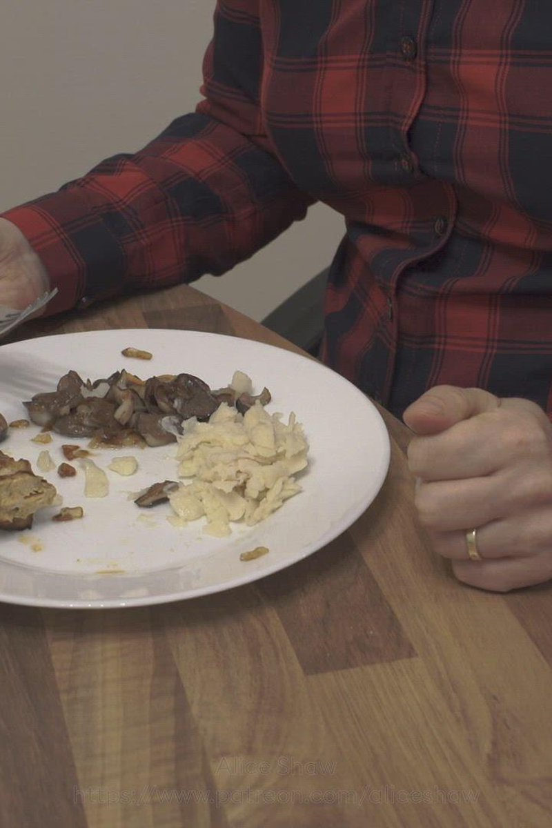 Dinner Normal Speed - Screenshot 1 of 4 - Bloated