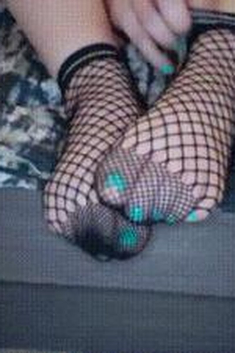 Fishnet Sock Removal - Screenshot 1 of 4 - Fishnet
