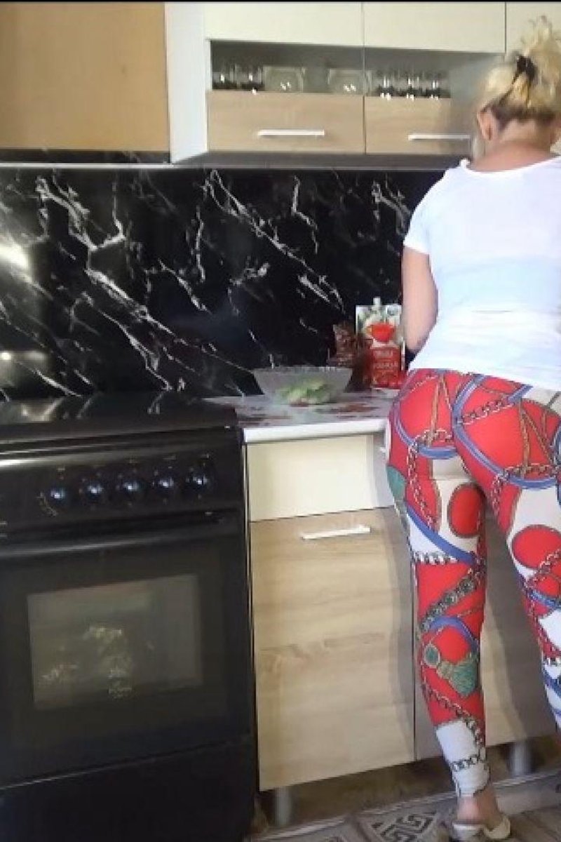 Farting Hostess - Screenshot 1 of 4 - Dirty Talk