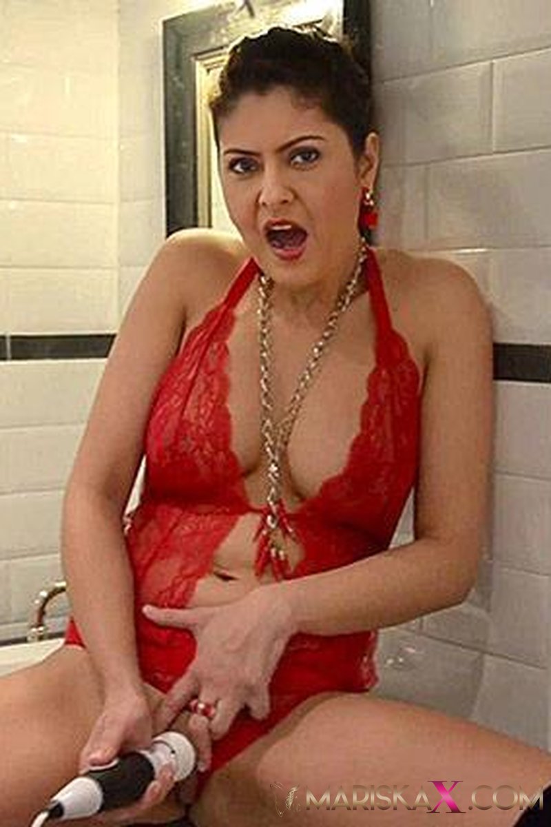 MariskaX – Mariska Makes Herself Cum In The Bathroom