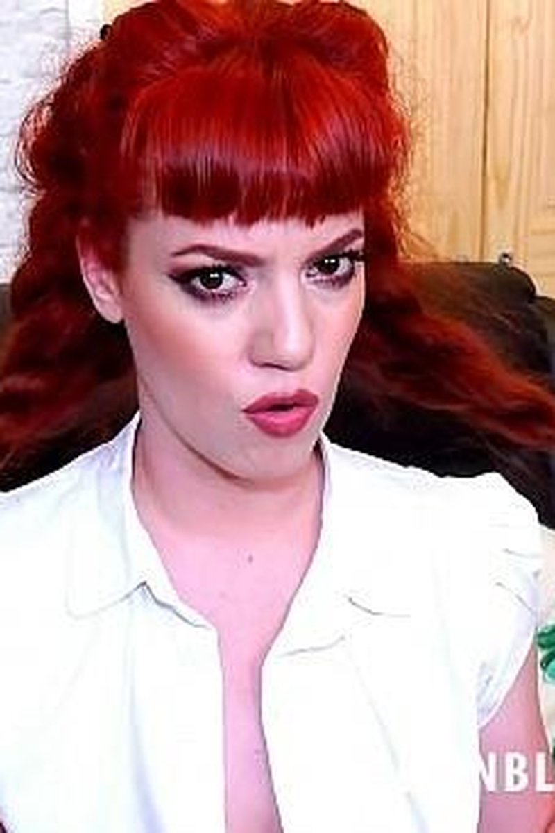 Zoe Page - Screenshot 1 of 4 - Downblouse