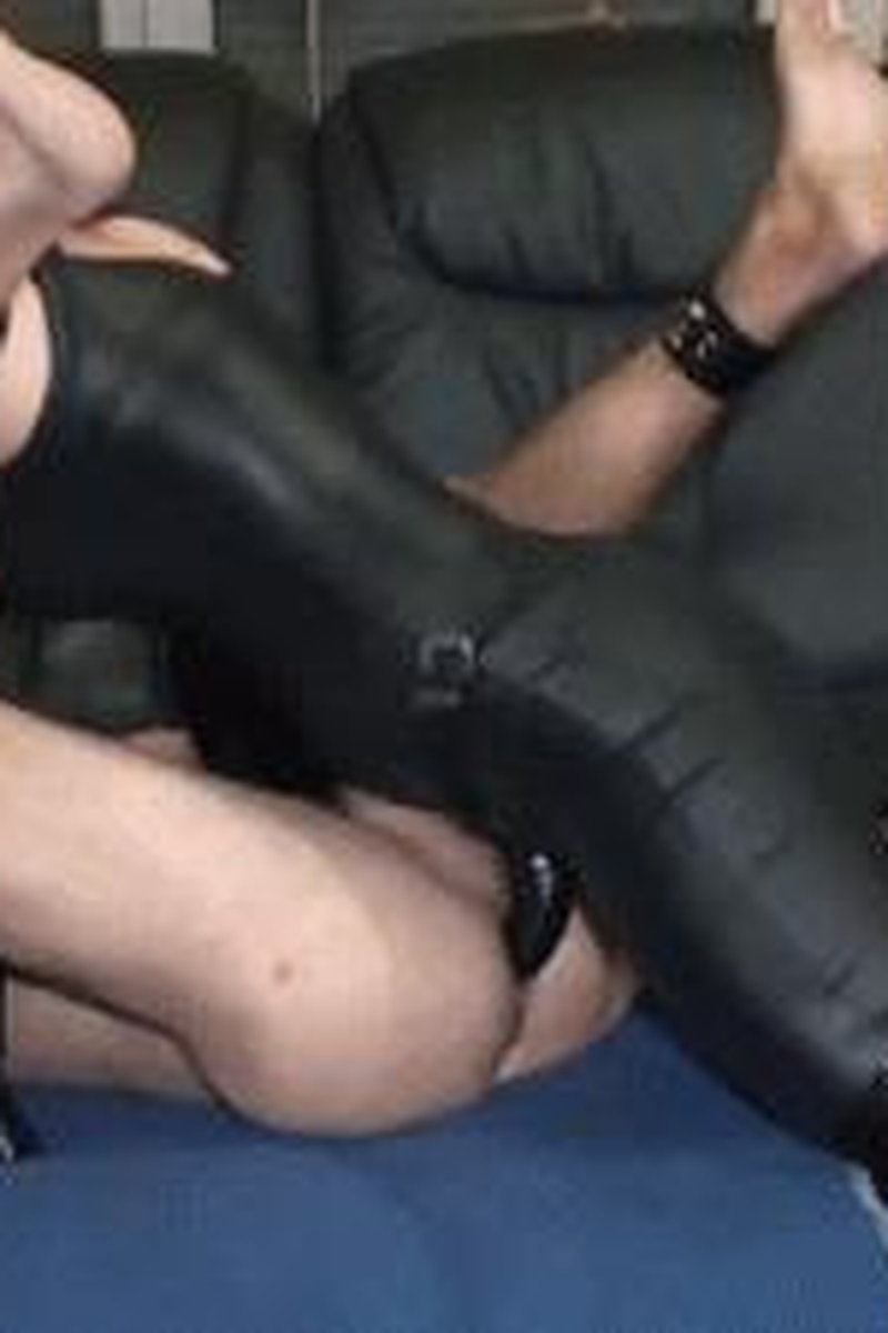 Black Strapon - Screenshot 1 of 4 - Anal