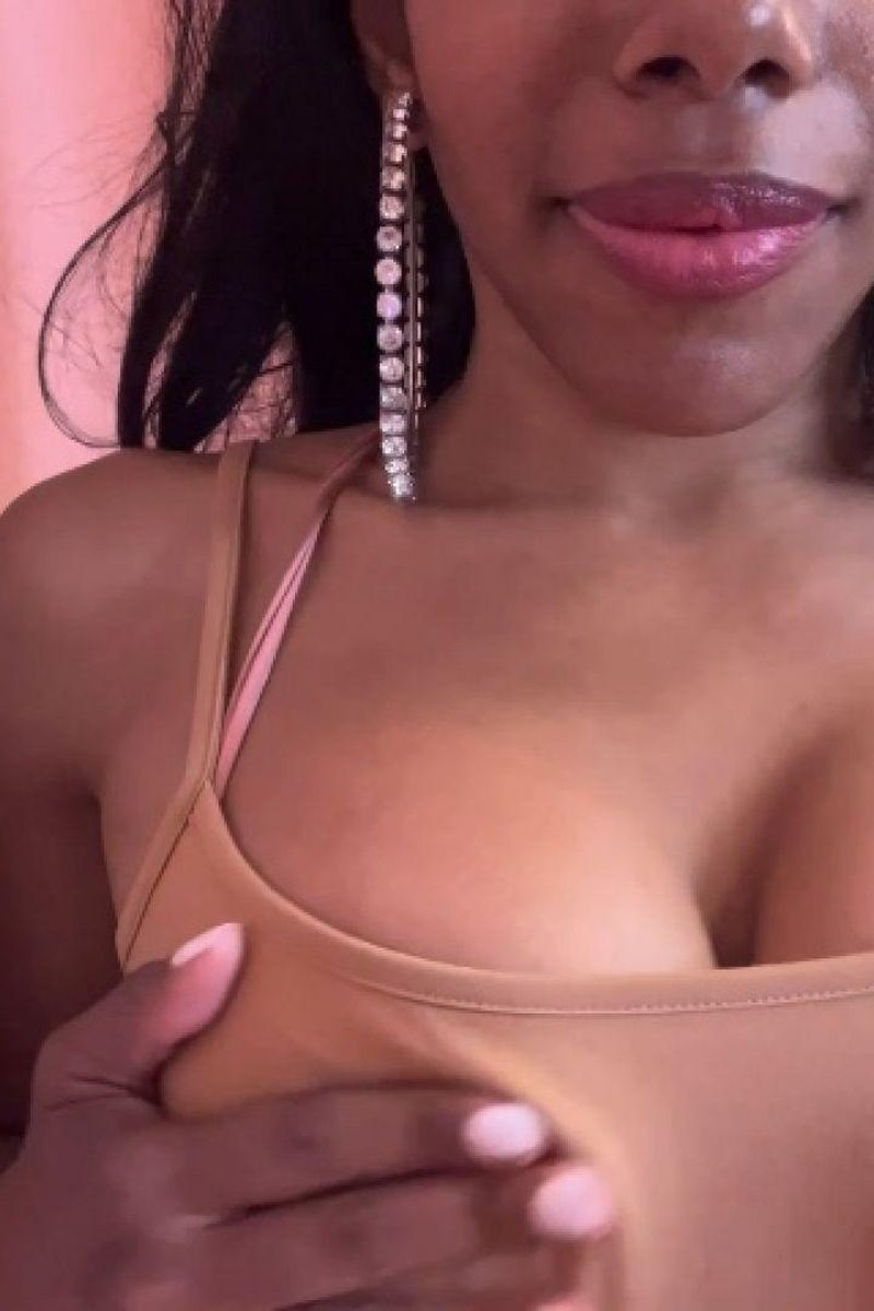 Cleavage Tease - Screenshot 1 of 4 - Black
