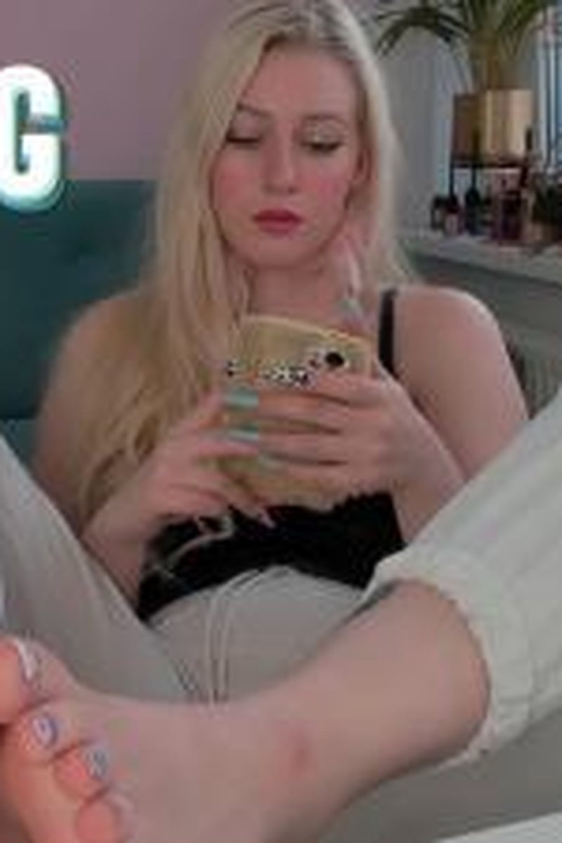 Ignoring You - Screenshot 1 of 4 - Bitch