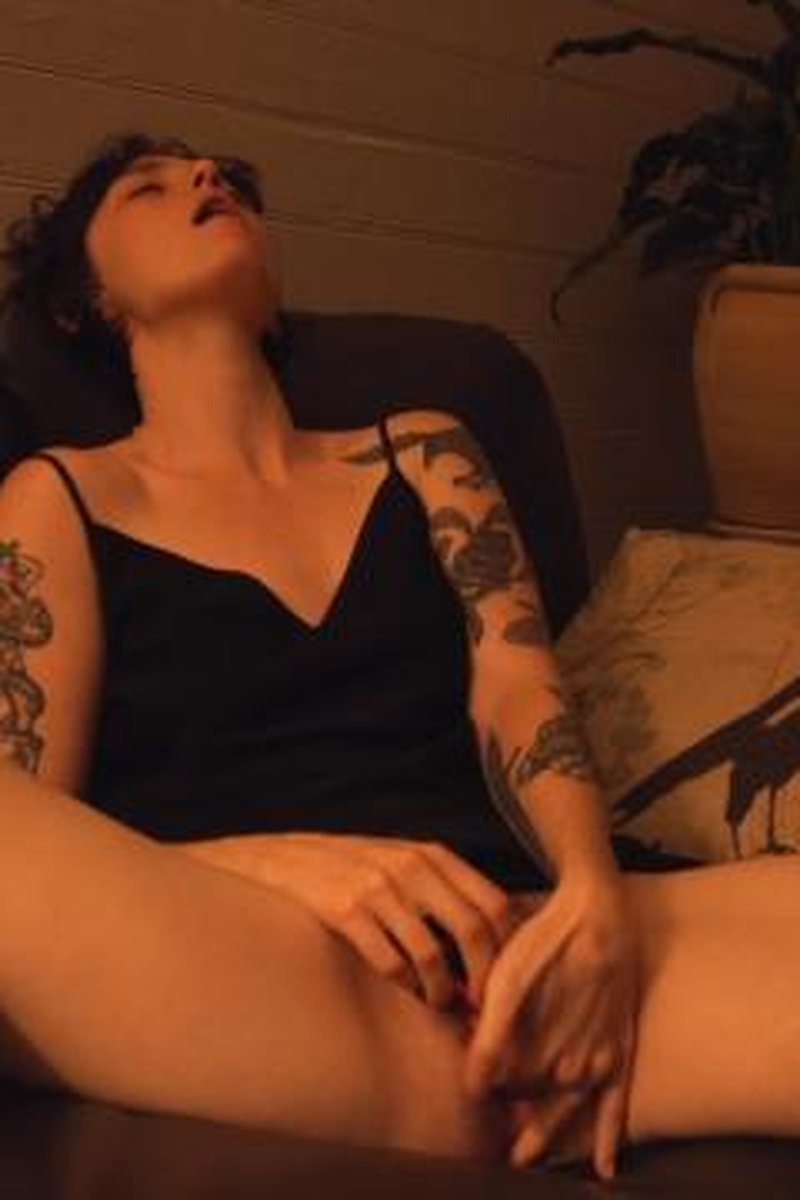 Couch Clit Vibes - Screenshot 1 of 4 - Amateur