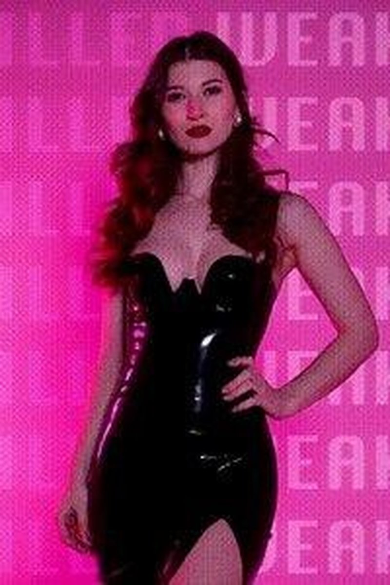 Weak Willed - Screenshot 1 of 4 - Femdom