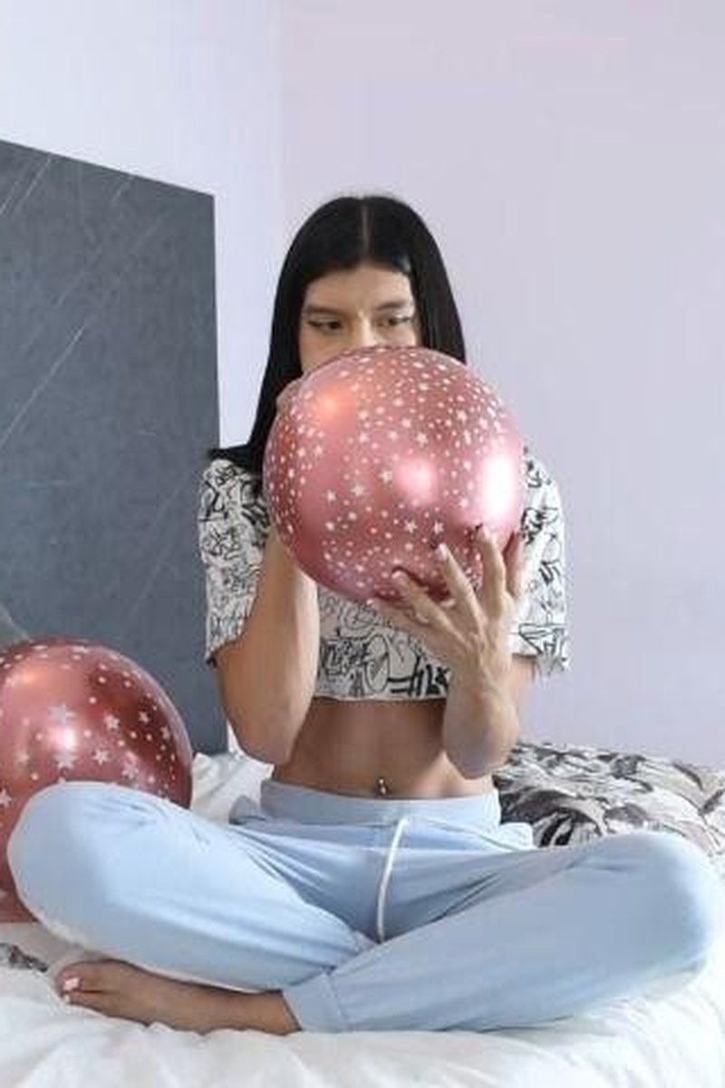 Balloons - Screenshot 1 of 4 - Latin Woman