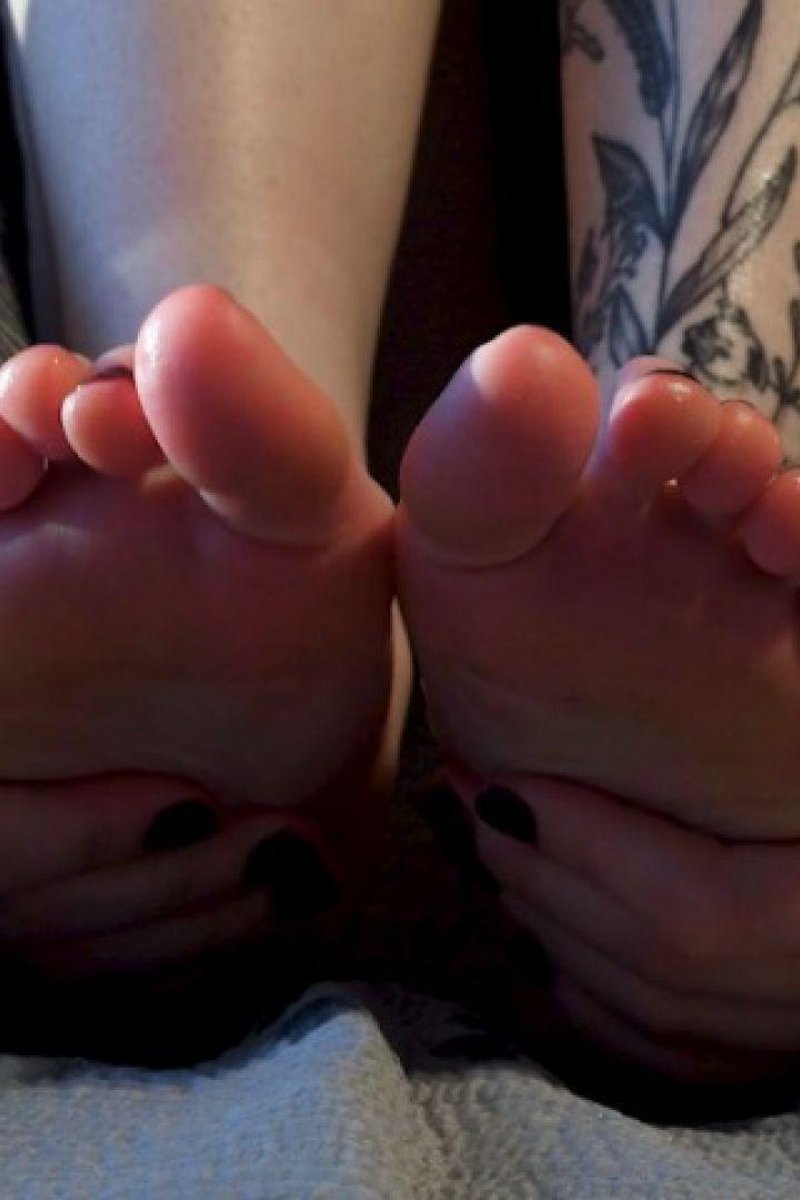 Glossy & Bare - Screenshot 1 of 4 - Feetworship