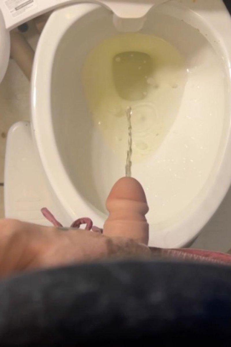 Slow Motion POV Packer Toilet Piss - Screenshot 1 of 4 - Desperate Pissing