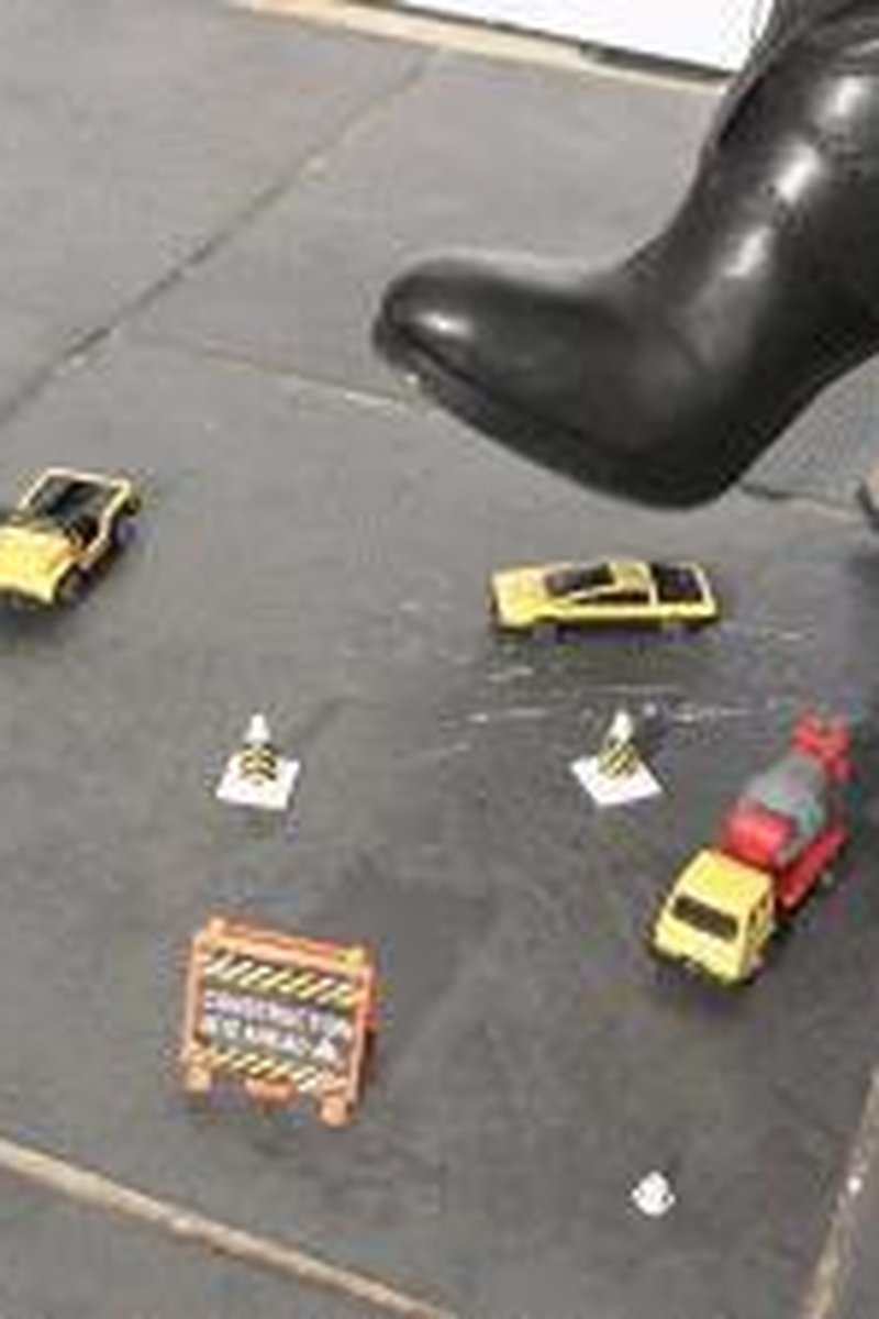 Under Construction - Screenshot 1 of 4 - Boots