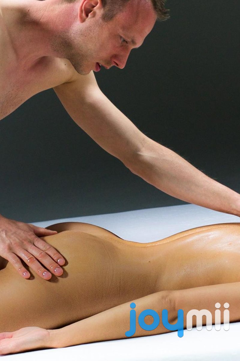 Oiled Up - Screenshot 1 of 4 - Ass Fetish