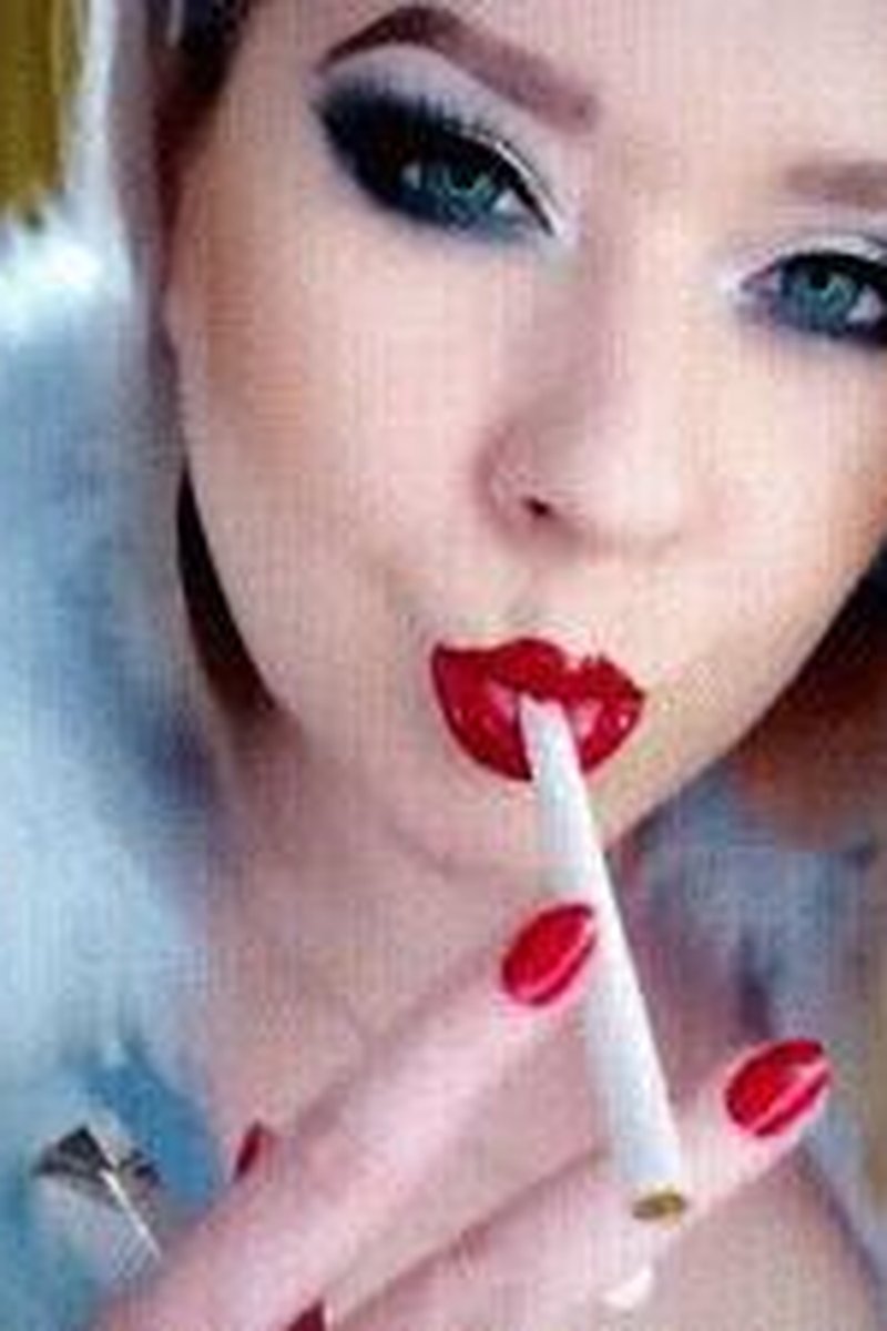 Lipstick Tutorial - Screenshot 1 of 4 - Close Up