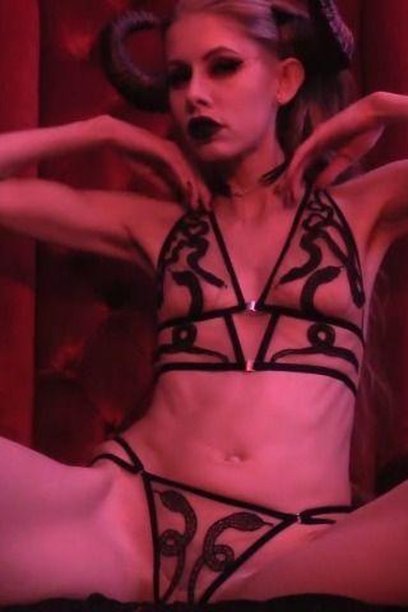 Seduced Into Sin - Screenshot 1 of 4 - Cosplay