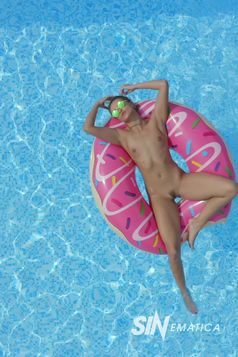 Pool Session - Screenshot 1 of 4 - Blowjob