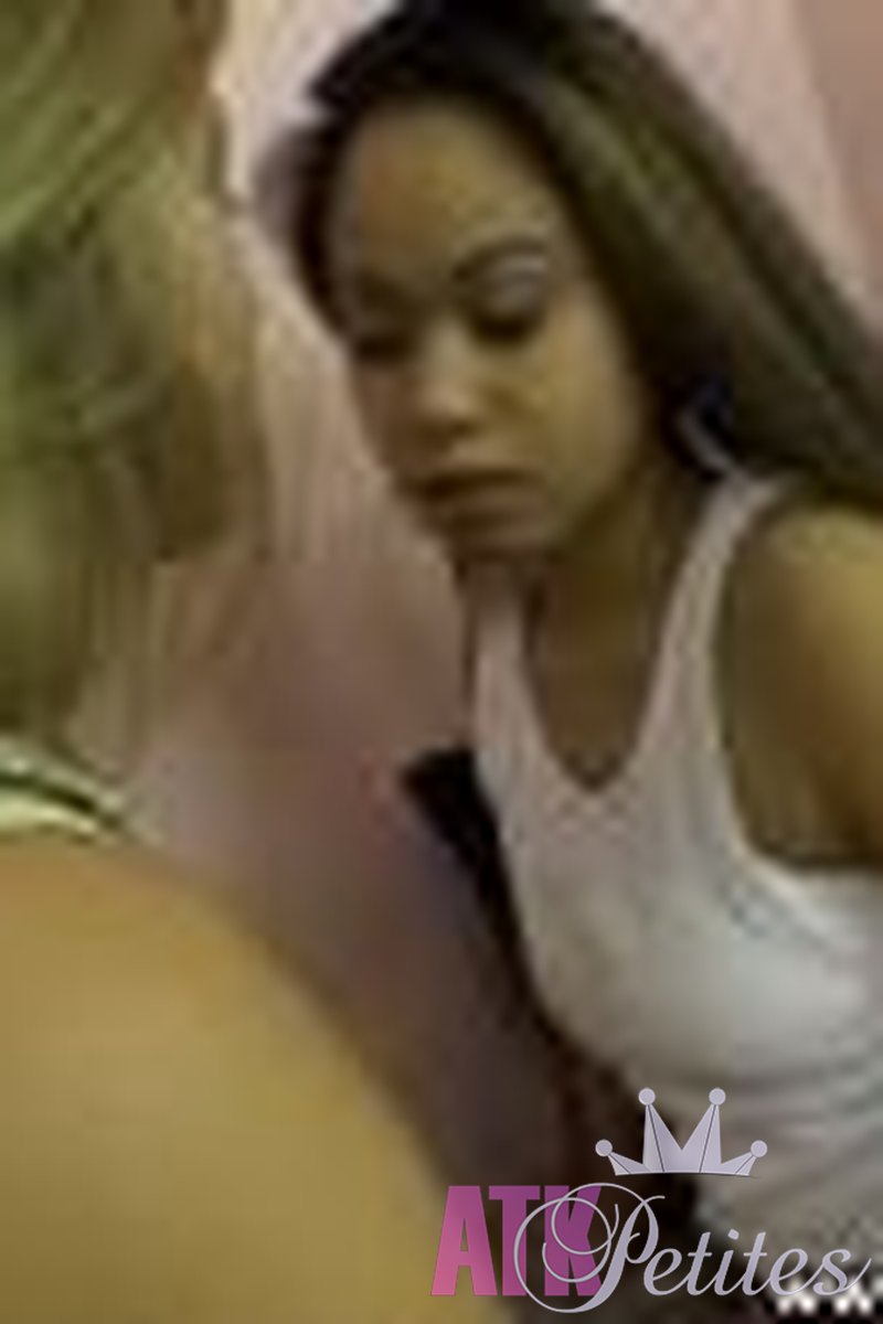 Maya - Lesbian - Screenshot 1 of 4 - Maya May009