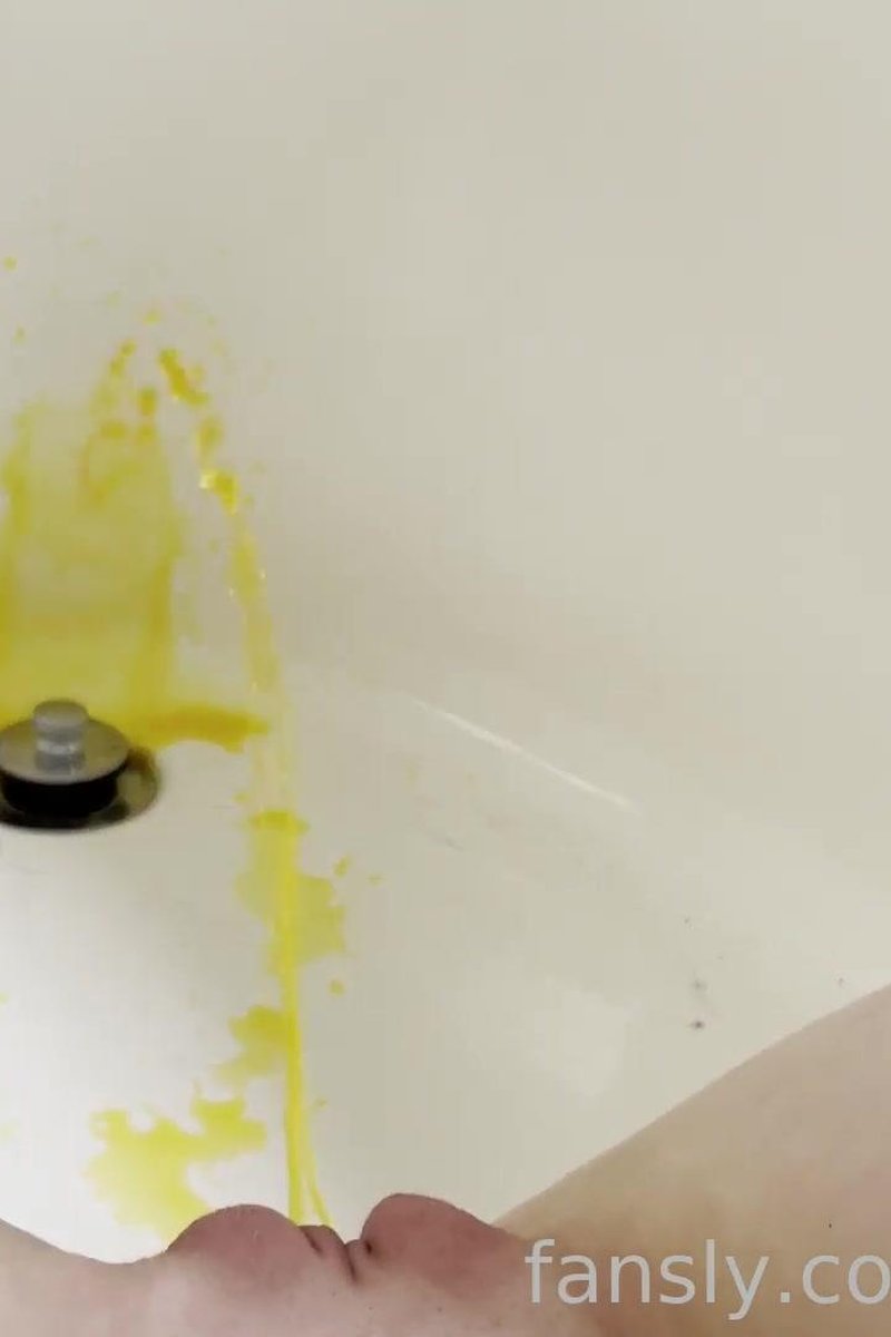 Very Yellow! - Screenshot 1 of 4 - Bathroom
