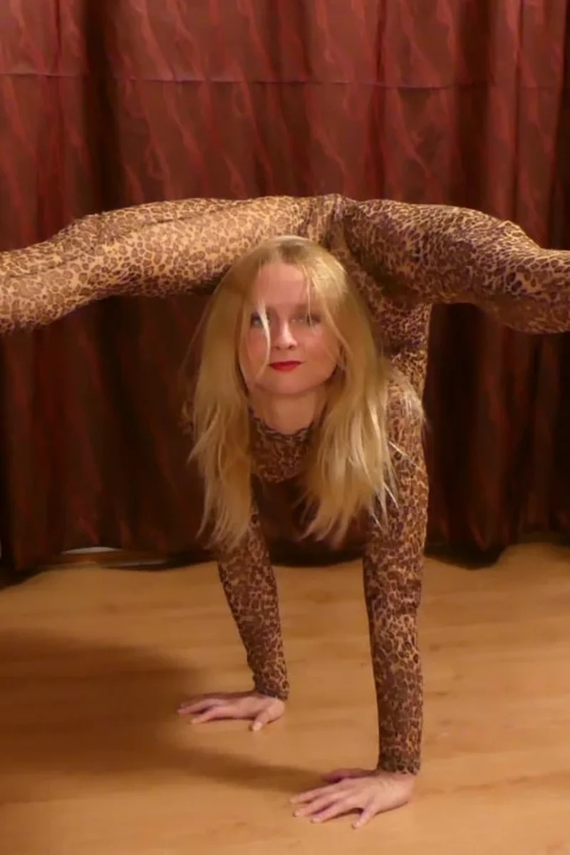 Flexible Dance Show - Screenshot 1 of 4 - Blond Hair