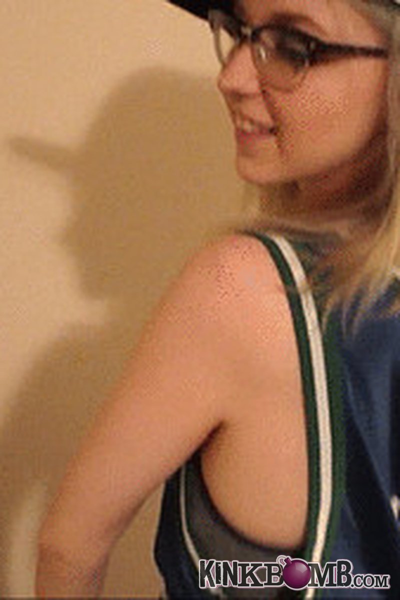 Gwenevieve: Gwen Loses a Bet - Screenshot 1 of 4 - Blowjob