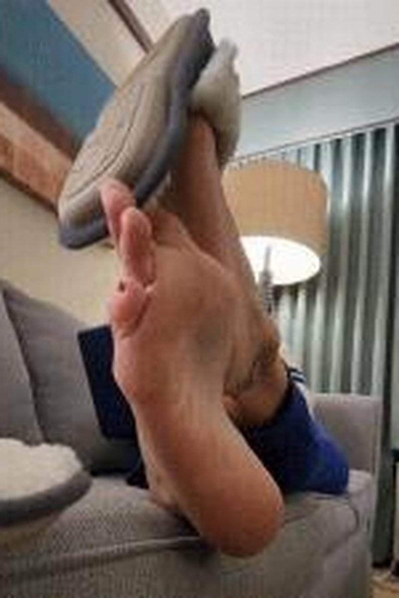Slipper Tease - Screenshot 1 of 4 - Dangling
