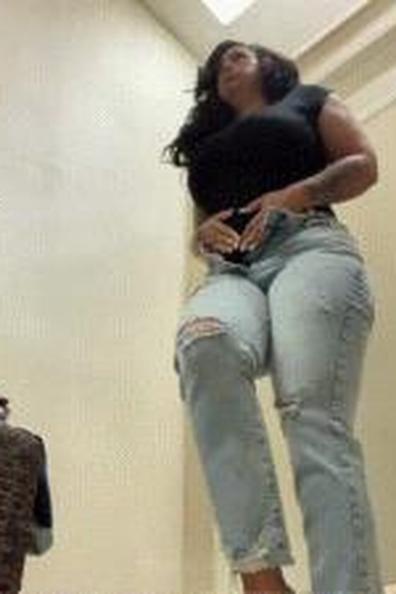 Fitting Room Desperation - Screenshot 1 of 4 - Fetish