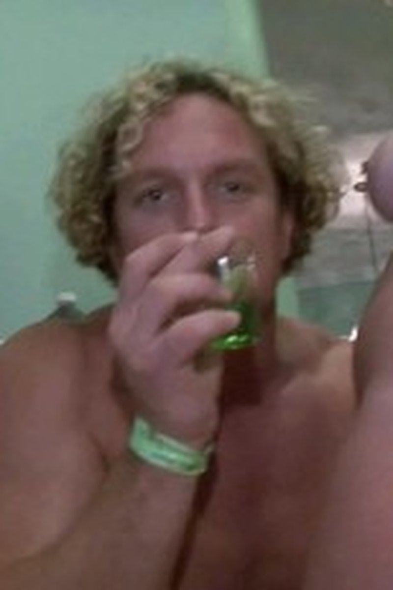 Spring Break House Party Then Beachside Masturbating Blonde - Screenshot 1 of 4