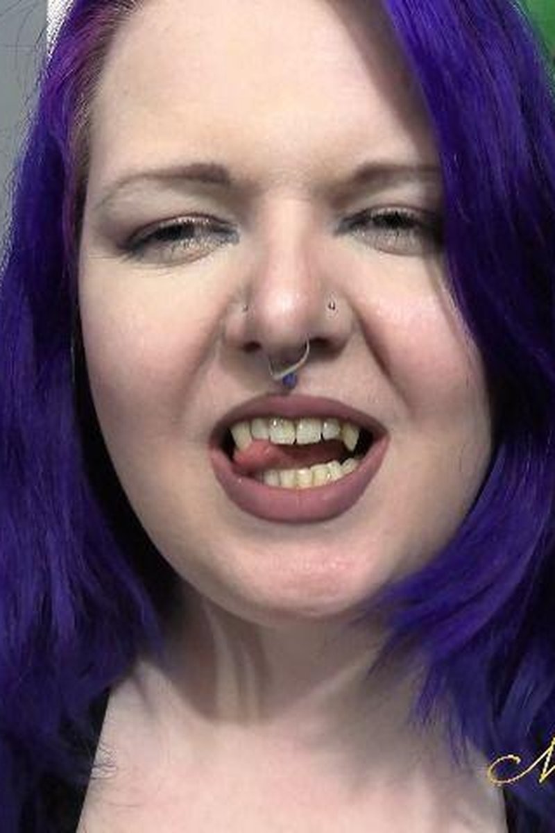 Stroke For My Fangs - Screenshot 1 of 4 - Goth