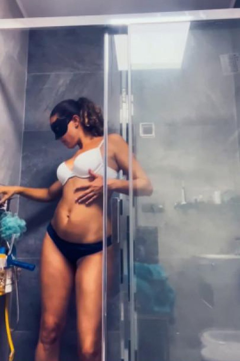 Hot Shower - Screenshot 1 of 4 - Blonde Hair (Female)