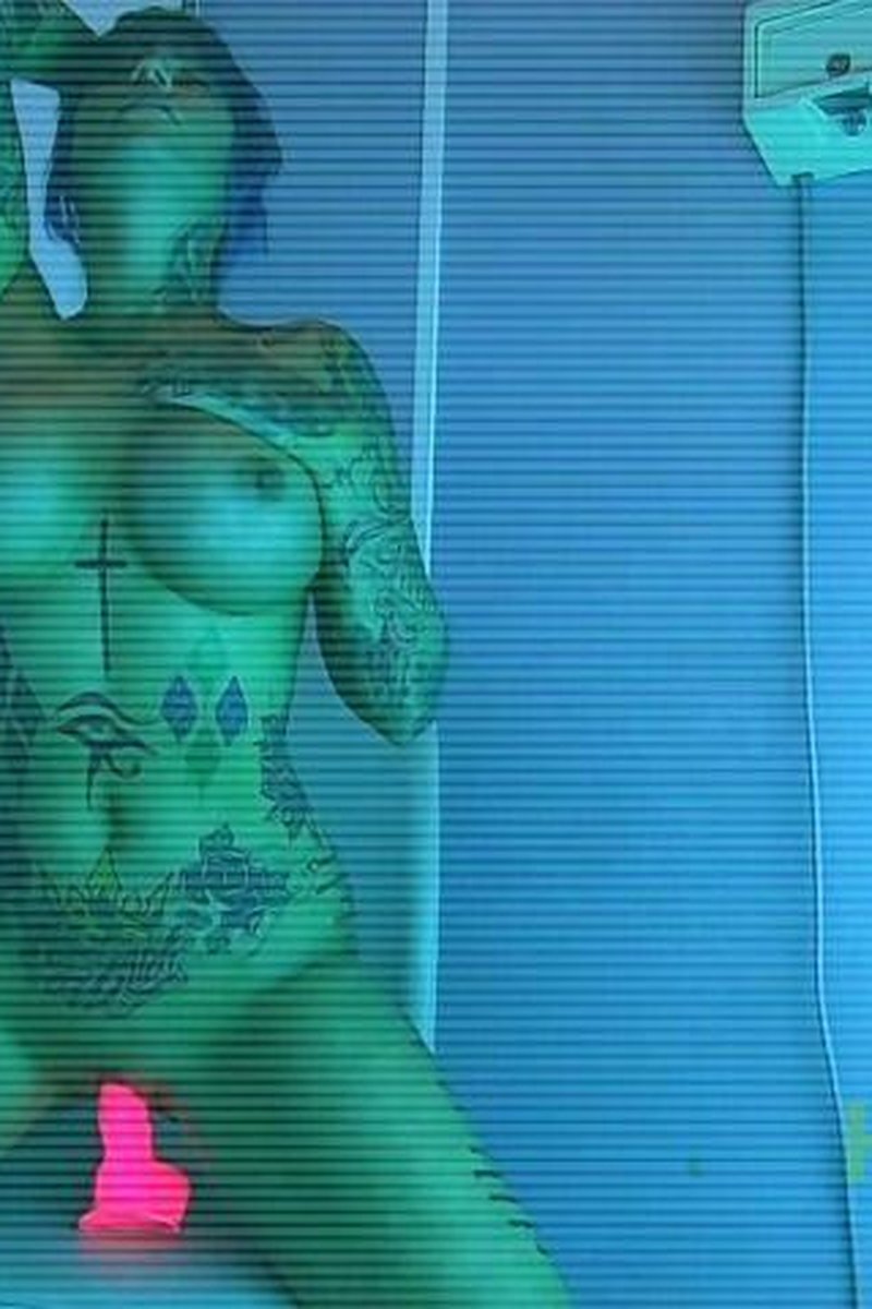 Another Sunbed Wank - Screenshot 1 of 4 - MILF (30+)
