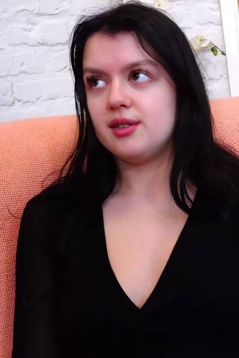 Kelsey - Screenshot 1 of 4 - Bare Legs