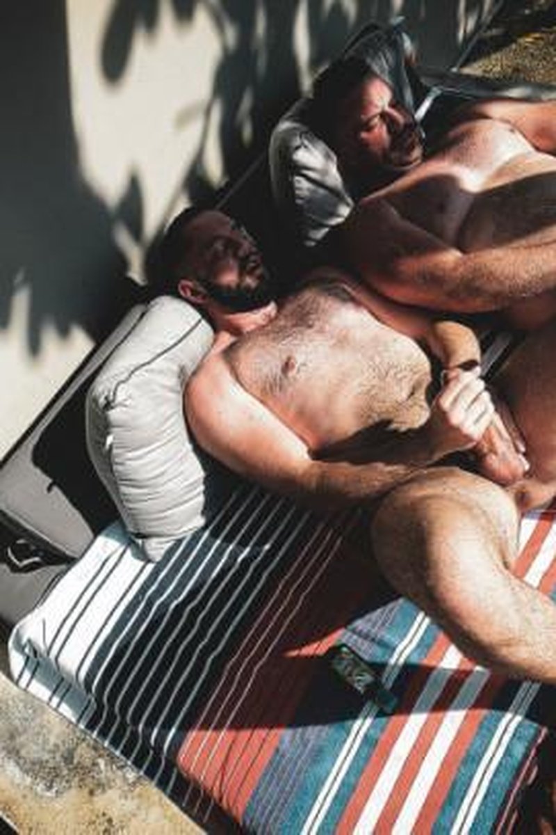 Sunbed Shenanigans - Screenshot 1 of 4 - Anal