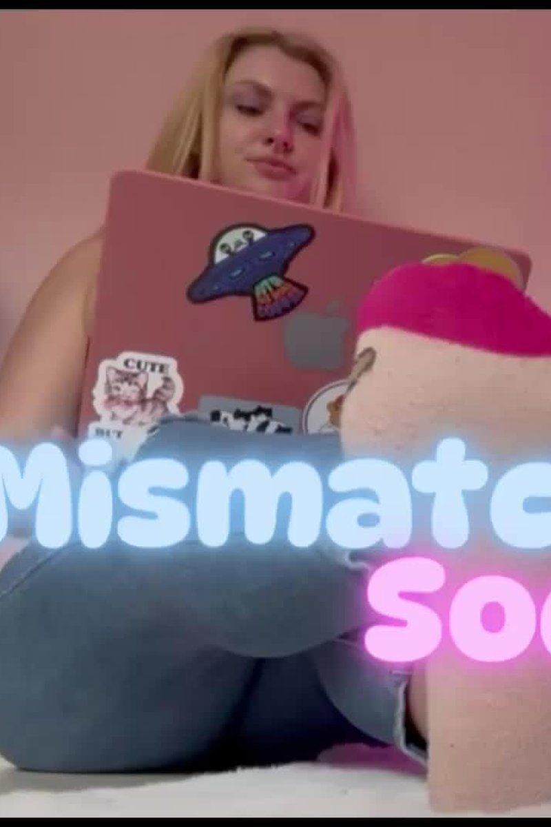 Mismatched Socks Ignore (Custom Clip) - Screenshot 1 of 4 - Blonde Hair (Female)