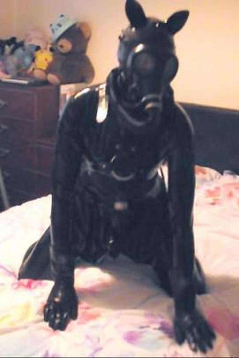 Heavy Rubber Kitty - Screenshot 1 of 4 - Choking
