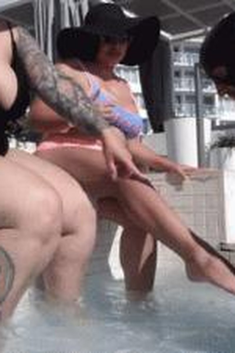 Footboy Poolboy - Screenshot 1 of 4 - BBW