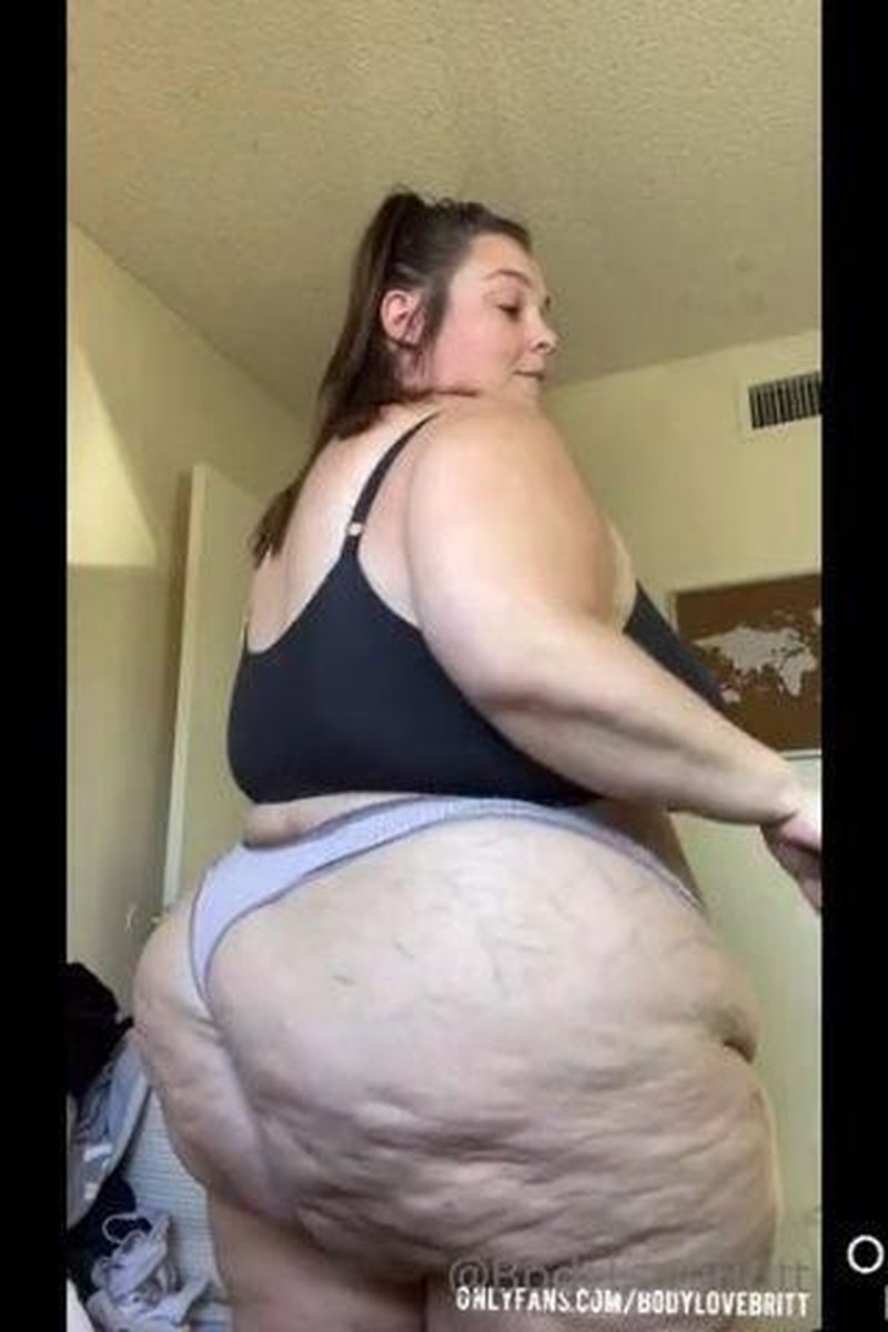 BBW Getting Dressed - Screenshot 1 of 4 - BBW