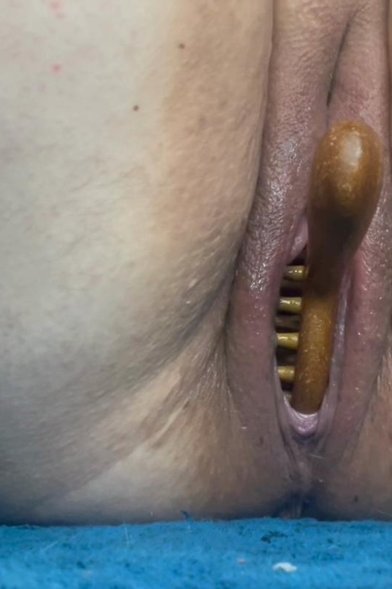 Massage Brush Insertion - Screenshot 1 of 4 - BDSM