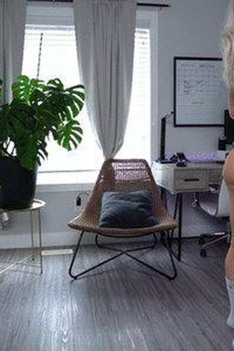 New Ballbusting Clip - Screenshot 1 of 4 - Amateur Ballbusting
