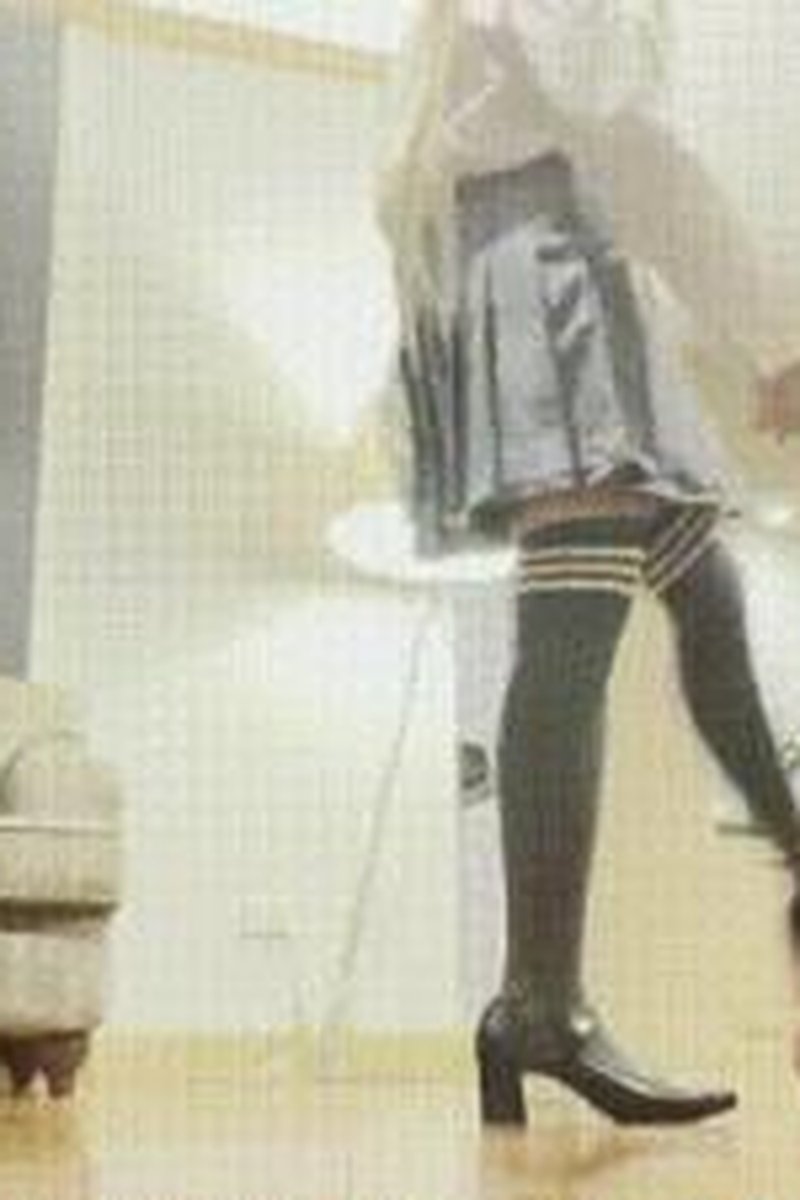 Ballbusting Cute School Girl - Screenshot 1 of 4 - CFNM