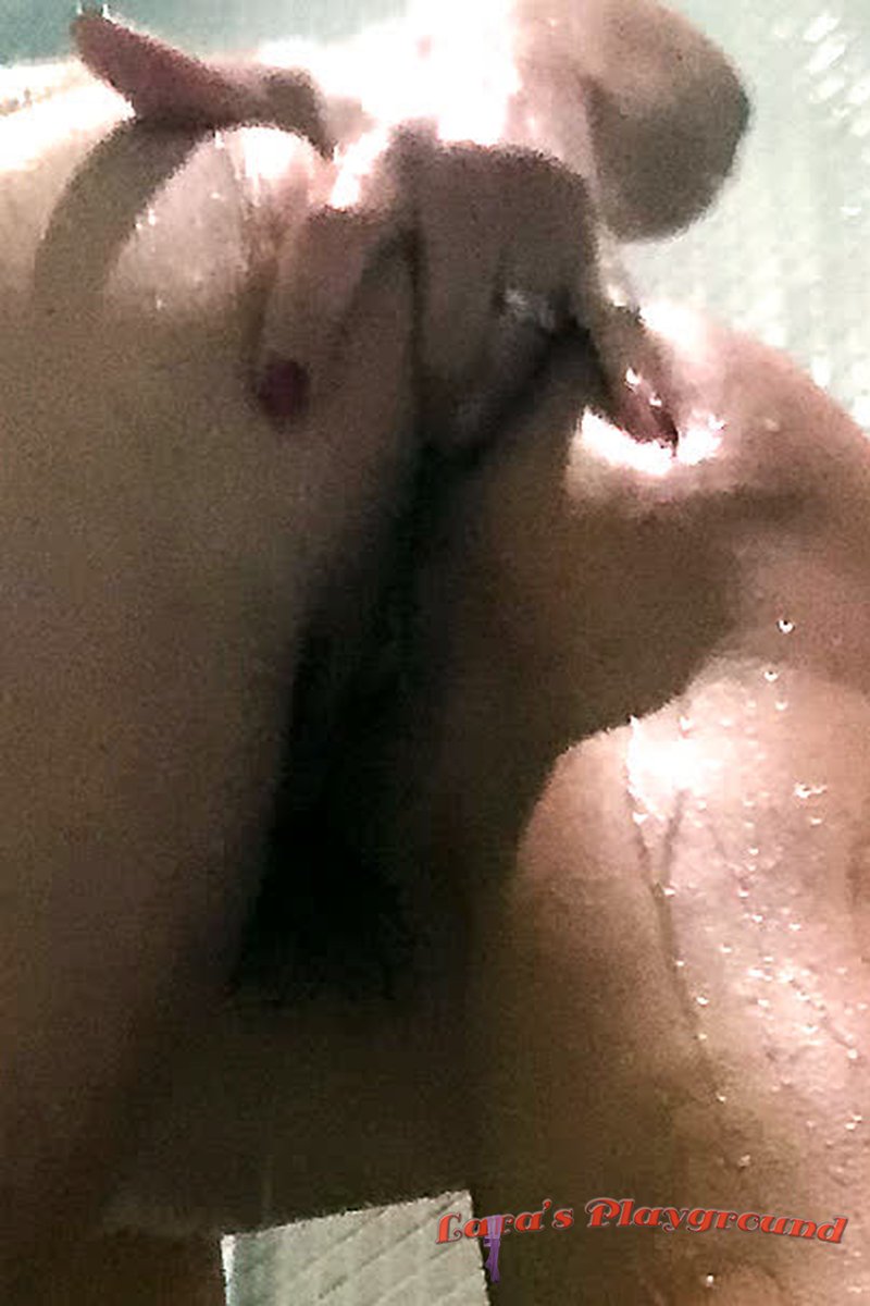 Shower - Screenshot 1 of 4 - Brown Hair