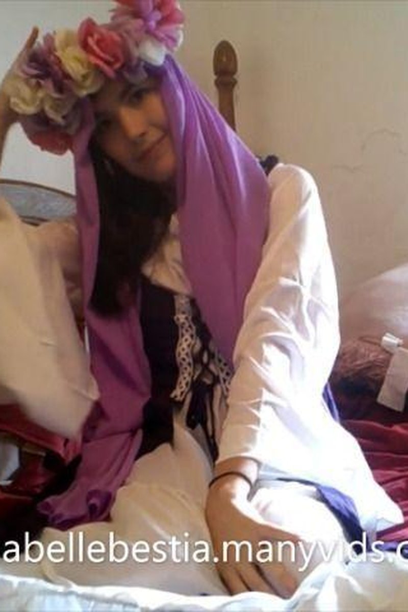 Medieval Girl Shows Off - Screenshot 1 of 4 - Cosplay