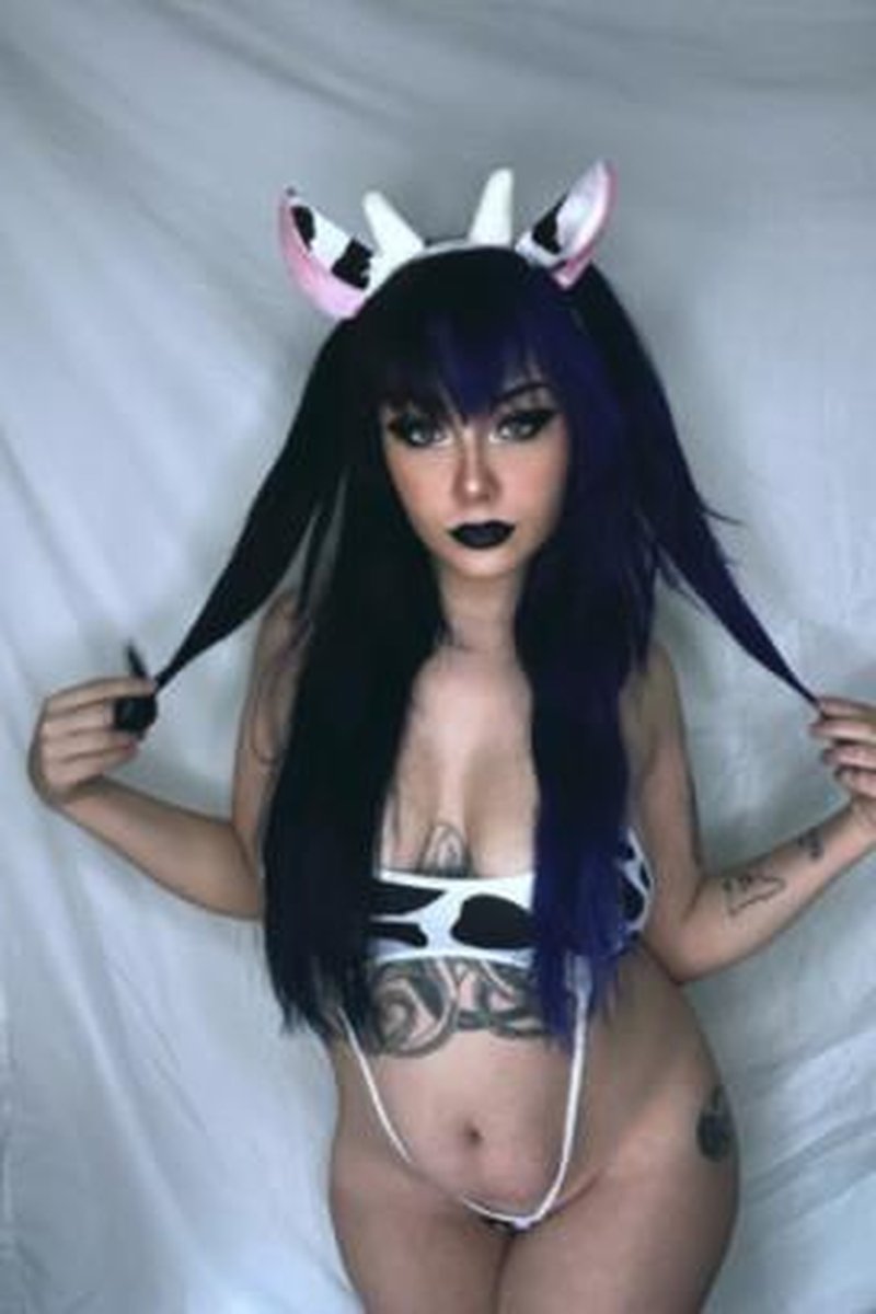 Cow Cosplay Strip Down - Screenshot 1 of 4 - Cosplay
