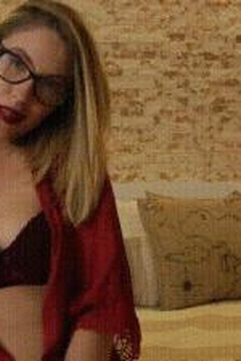 Seductive Striptease & Dance - Screenshot 1 of 4 - Ass Fetish