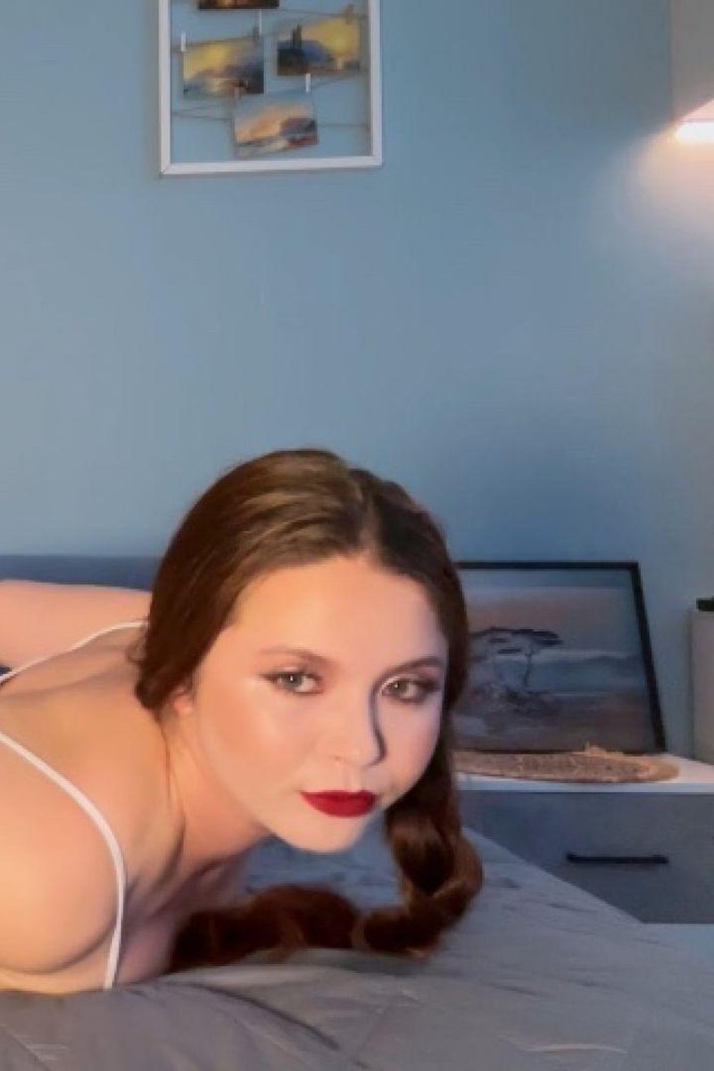TP-manyvidsrebeccanoir-struggling-beauty-leather-pants-and-bootswhite-top